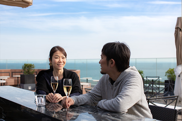 在屋顶酒吧用香槟干杯