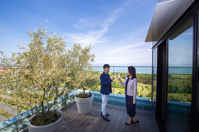 在套房露台上休息，欣赏东京湾地区的美景