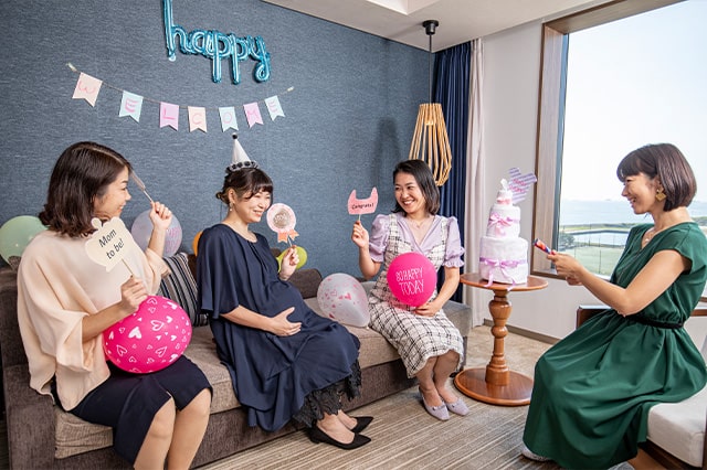 在房间里拍婴儿淋浴的纪念照