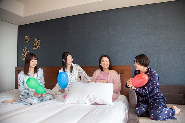 换上睡衣，欣赏令人难忘的视频和照片