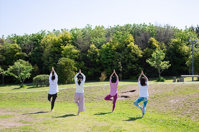 在综合公园做孕妇瑜伽
