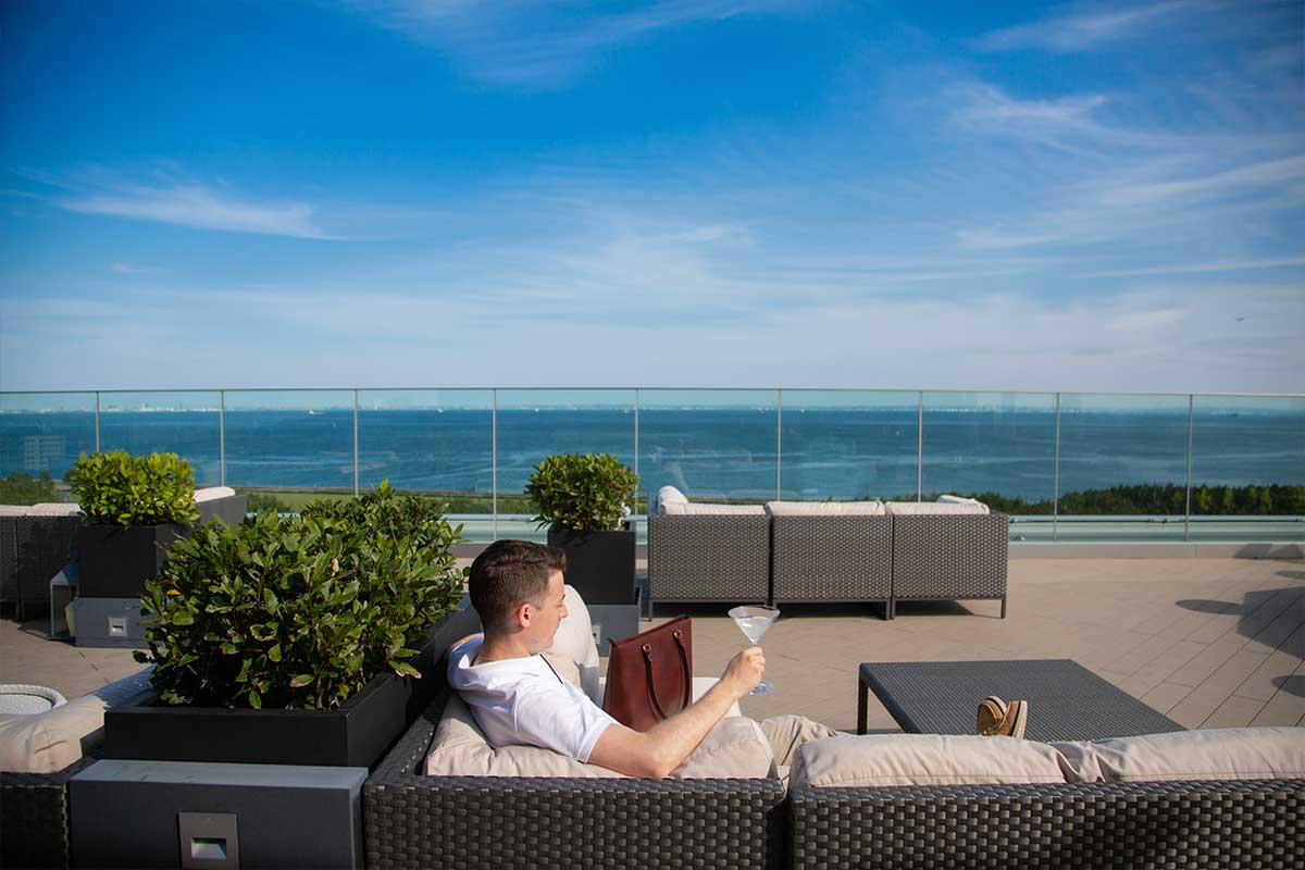 在屋顶酒吧享受鸡尾酒时光