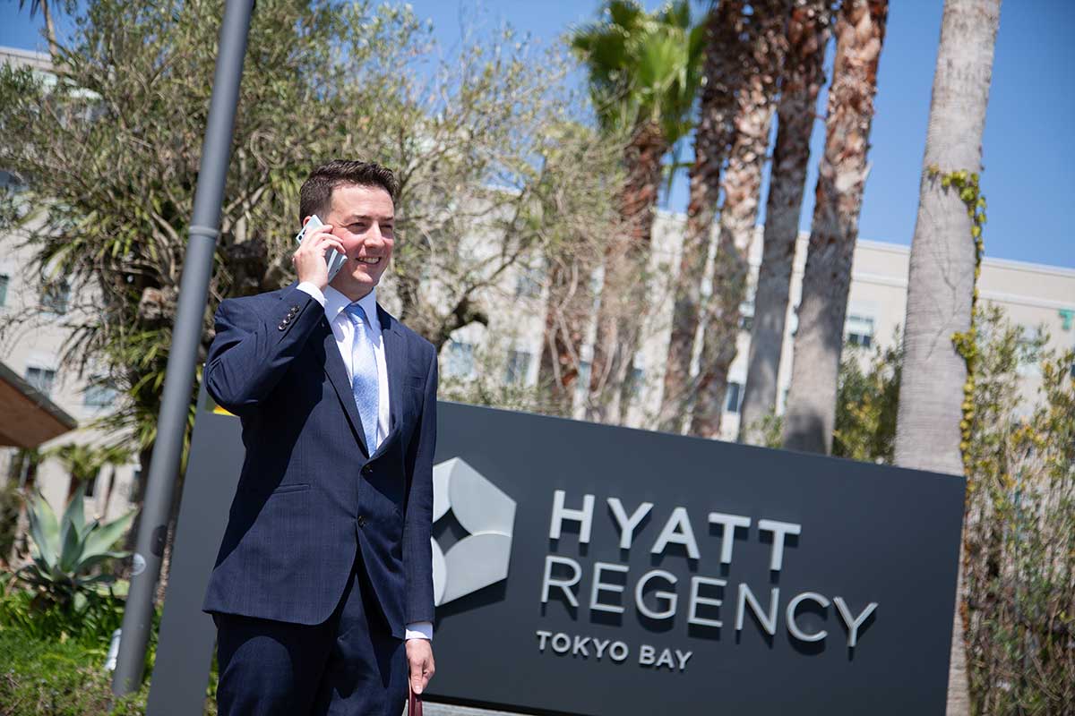 向东京的客户企业打招呼