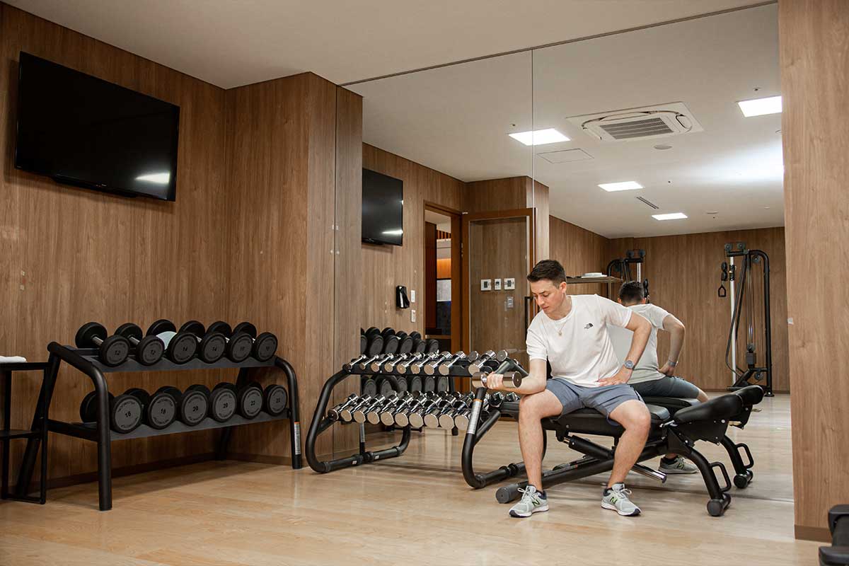 在健身中心锻炼