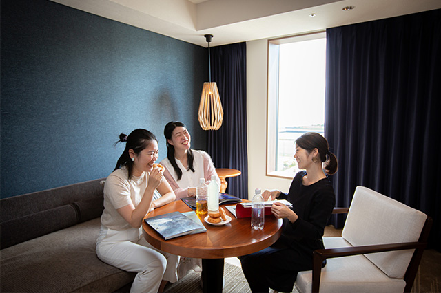 在房间里畅谈对音乐剧的感想