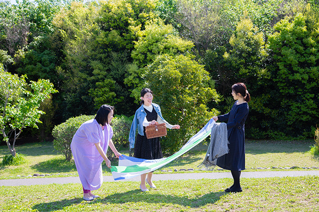 在花园市场购买早餐，在综合公园野餐