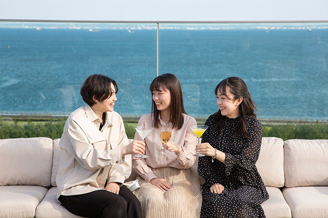 在屋顶酒吧干杯