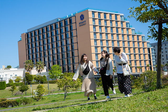 在综合公园散步