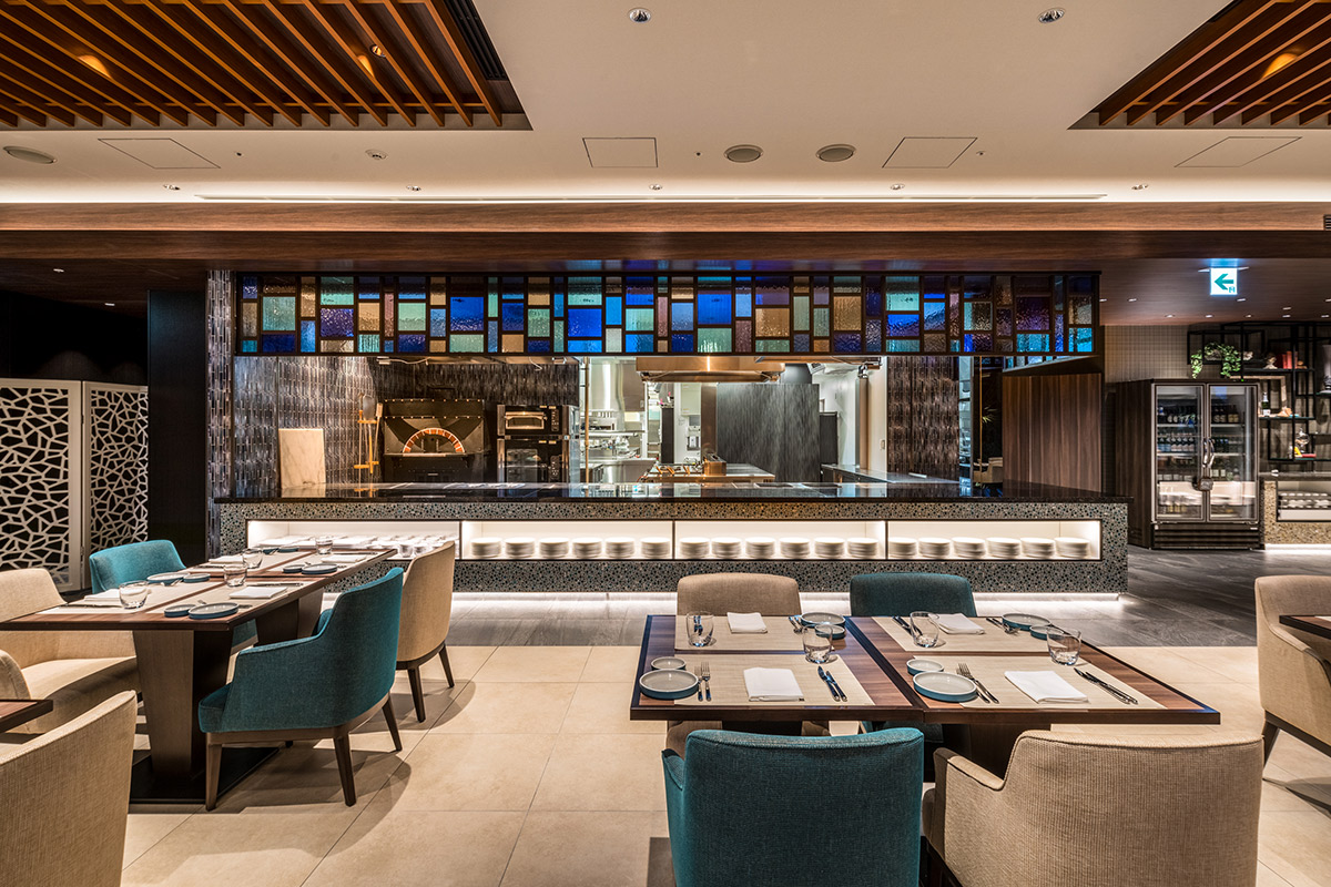 在酒店内的餐厅吃晚饭